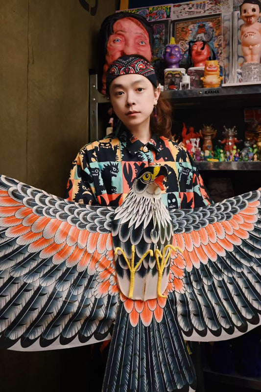 The domineering silver eagle kite, the king's style soaring in the sky