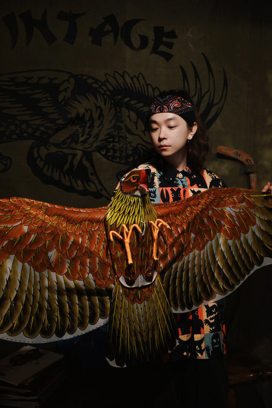 The domineering golden eagle kite, the king's style soars in the sky