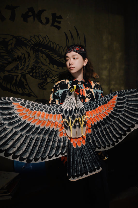 The domineering silver eagle kite, the king's style soaring in the sky